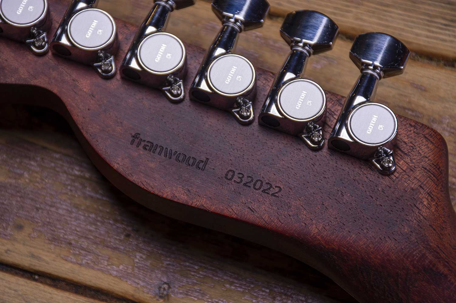 Marcaje de logotipo en mastil franwood custom guitars